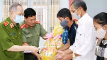 Trao 402 phần quà “Tết vì người nghèo” tại Hậu Giang và Sóc Trăng
