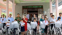 Tặng xe đạp, học bổng cho học sinh khó khăn huyện Long Phú