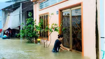 Nước ngập đến “nửa người” ở đảo Phú Quốc