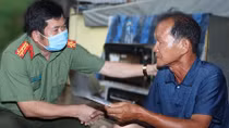 Đại tá Đinh Văn Nơi đến thăm, hỗ trợ 3 gia đình bị cháy nhà