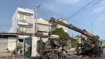 Đang chạy, xe tải bất ngờ gãy trục, lật xoay ngang trên quốc lộ 91