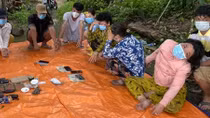 Rủ nhau lên đồi đánh bạc, dùng bộ đàm để đối phó lực lượng chức năng