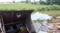 An Giang tiếp tục sạt lở, 6 căn nhà bị sụp xuống kênh