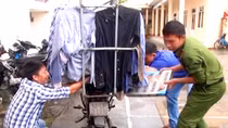 Giả làm người bán quần áo cũ để vận chuyển hàng lậu