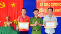 Tặng giấy khen cho 2 người dân cảnh giác bắt trộm lúc nửa đêm