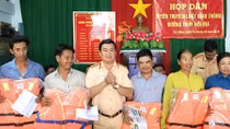 Tuyên truyền về an toàn giao thông đường thủy cho tiểu thương Chợ nổi Cái Răng