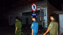 Trắng đêm bảo vệ an toàn cho dân tại khu vực sạt lở tỉnh An Giang
