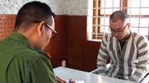 Tạm giam “cha dượng” xâm hại con gái nuôi của vợ hờ