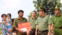 Công an TP Cần Thơ hỗ trợ người dân bị thiệt hại bởi giông lốc