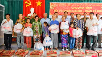 “Tết vì người nghèo” mang sắc Xuân về huyện nông thôn Cờ Đỏ
