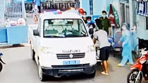Cảnh sát khu vực dùng xe chuyên dụng đưa sản phụ đến bệnh viện kịp thời