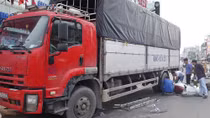 Xe tải tông 6 xe máy đang dừng đèn đỏ