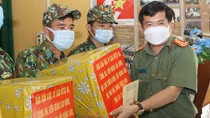 Tặng quà động viên các chốt phòng chống dịch ở An Giang