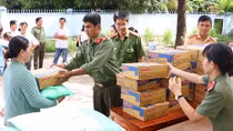 Tặng 400 phần quà cho bà con nghèo vùng lũ biên giới An Giang