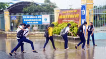 Mưa to "làm khó" thí sinh