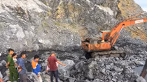 Bắt quả tang 2 đối tượng khai thác khoáng sản trái phép