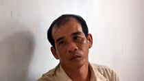 Đang ngủ trưa, chồng bất ngờ dùng dao Thái Lan đâm vợ