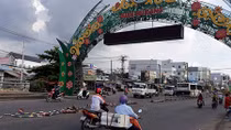Xe chở công nhân nổ lốp, mất lái đụng “bay” hàng rào chắn