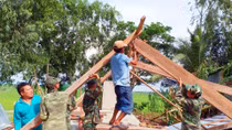 Lốc xoáy làm sập, tốc mái 156 căn nhà ở An Giang