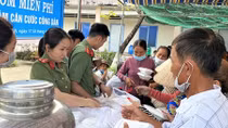 Đoàn viên thanh niên Công an tỉnh Kiên Giang tiếp sức chiến dịch cấp CCCD