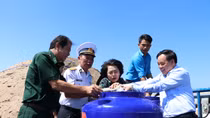 Trao tặng bồn chứa nước ngọt cho người dân vùng hạn mặn tỉnh Bến Tre