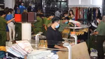 Thu giữ hàng trăm sản phẩm thời trang không nguồn gốc, trị giá hàng tỷ đồng