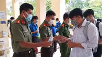 Thí sinh tỉnh Hậu Giang "đội mưa" đến điểm thi