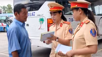 CSGT phát tờ rơi tuyên truyền chống ùn tắc giao thông dịp nghỉ lễ