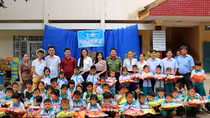 Báo CAND tặng áo phao, tập cho học sinh vùng lũ