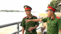 Chiến sĩ Cảnh sát lao xuống sông Hậu cứu người phụ nữ tự tử