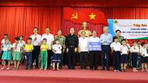 Trao 100 suất học bổng học sinh nghèo Vĩnh Thạnh