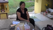 Ngồi phía sau Miễu Bà Cố bán số đề