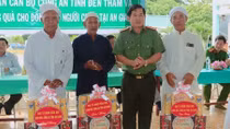 Giám đốc Công an tỉnh An Giang tặng quà đồng bào Chăm nhân dịp Tết Roya Haji