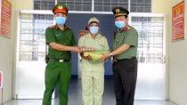 Trao 400 phần quà tặng lực lượng ứng trực chống dịch