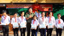 Báo CAND tặng quà cho học sinh nghèo ngày khai giảng