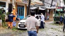 Mưa lớn kèm giông lốc làm tốc mái nhiều ngôi nhà tại Ninh Kiều