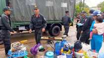 Tiểu đoàn CSCĐ Phú Quốc giúp người dân tránh giông lốc, triều cường
