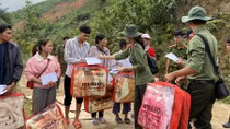 Đoàn Thanh niên Công an tỉnh Bến Tre tặng quà, hỗ trợ đồng bào miền Trung