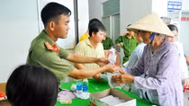 Thăm khám, phát thuốc cho người dân vùng nông thôn
