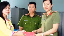 Nữ Trung úy Công an trao trả lại tài sản cho người đánh rơi