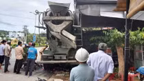 Ngồi ăn trong quán, 5 người bị xe trộn tông nhập viện