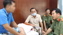 Giám đốc CA tỉnh An Giang thăm hỏi cán bộ Phòng Cảnh sát đường thủy bị thương khi làm nhiệm vụ