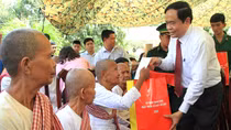 Chủ tịch UBTƯMTTQ Việt Nam tặng quà Tết ở tỉnh An Giang