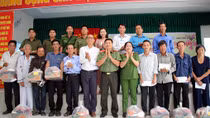 Bà con Mái Dầm, Phú Hữu vui mừng nhận quà chương trình “Tết vì người nghèo”