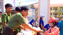 Tuổi trẻ Công an Sóc Trăng, Bạc Liêu phát nước, cơm miễn phí cho sĩ tử