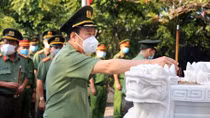 Thứ trưởng Lê Tấn Tới dâng hương tri ân các Anh hùng liệt sĩ