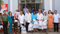 Thăm khám, cấp phát thuốc , tặng qùa cho người dân vùng căn cứ cách mạng