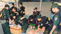 Dùng hung khí tấn công lực lượng làm nhiệm vụ để cướp lại thuốc lá