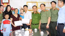 Thăm hỏi, tặng quà cho gia đình CBCS có con em bị khiếm khuyết