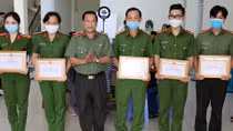 Khen thưởng các tập thể, cá nhân có thành tích trong cấp căn cước công dân